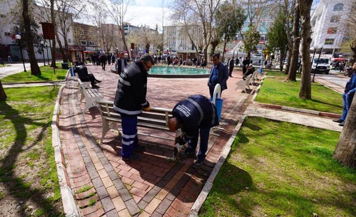 Adıyaman’da banklar sökülüyor