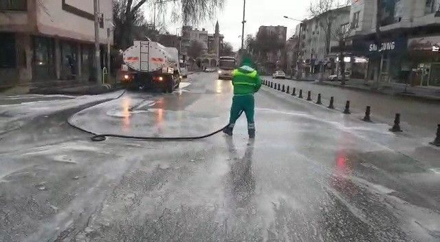 Adıyaman’da cadde ve sokaklar köpüklü suyla yıkanıyor