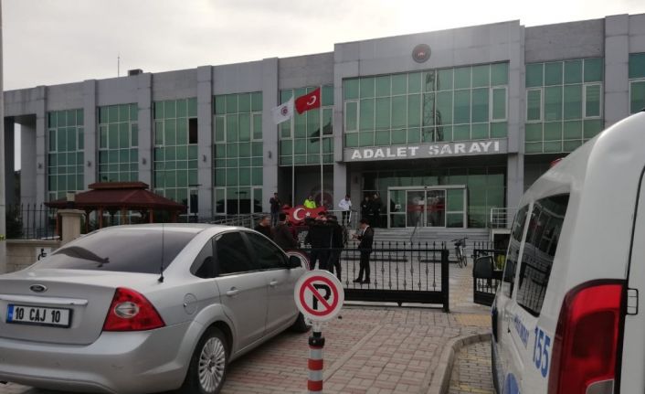 Adliye önünde silahlı kavga: 3 yaralı