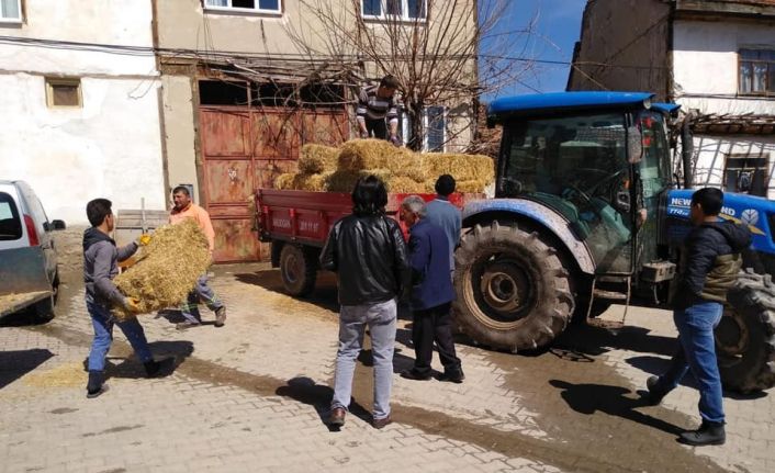 Ahırı yanan vatandaşa Çukurca halkından destek