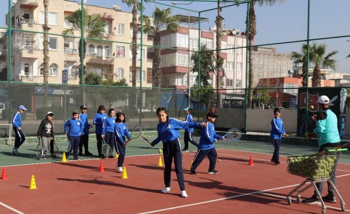 Akdeniz Belediyesi’nin tenis ve basketbol kurslarına yoğun ilgi