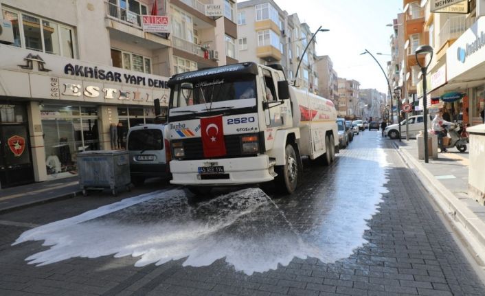 Akhisar Belediyesi salgın hastalıklara karşı sokakları yıkıyor