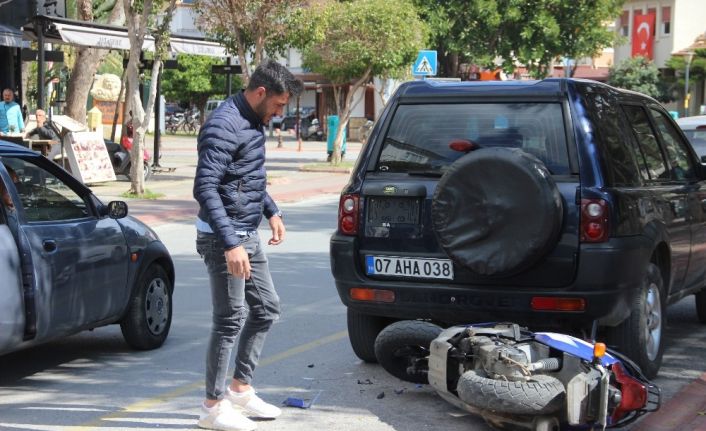 Alanya’da kaza yapan genç öfkesini motosikletten çıkardı