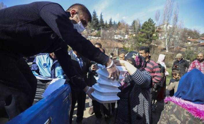 Ankara’da kağıt toplayıcılarına kumanya dağıtımı