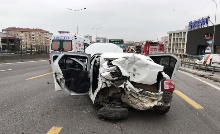 Araç içinde sıkışarak ağır yaralanan kadının kurtarılma anları kamerada