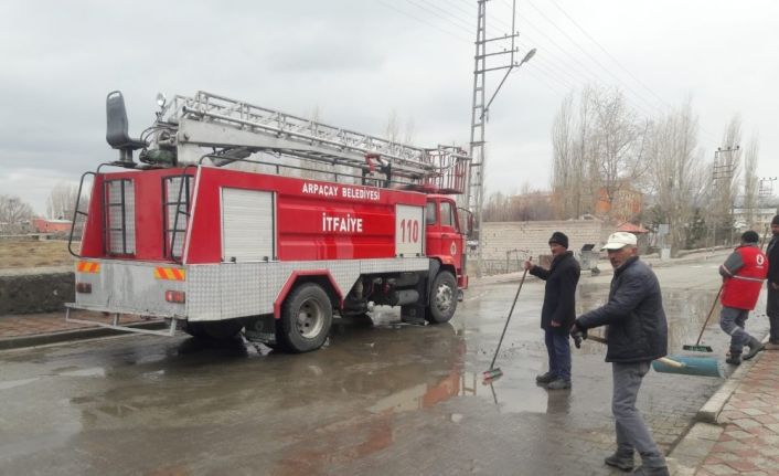 Arpaçay’da caddeler günlük yıkanıyor