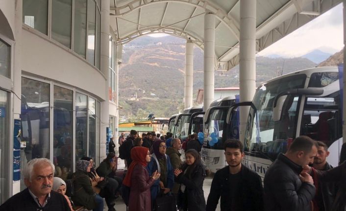 Artvin’de öğrenciler otobüs terminallerine akın etti