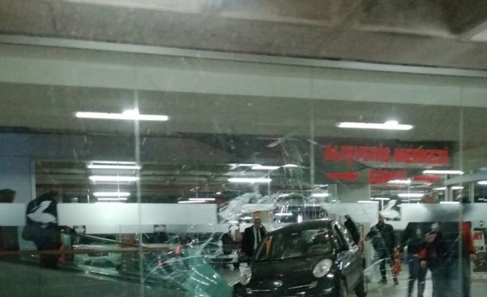 Avcılar’da otoparkta kaza: Sürücü AVM’ye daldı