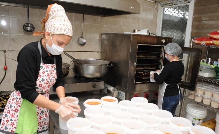 Balçova’da yaşlı vatandaşlara sıcak yemek