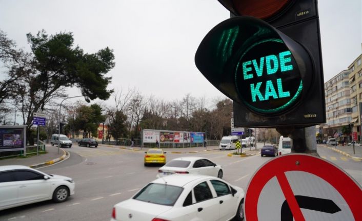 Balıkesir trafik ışıklarında ’Evde Kal’ çağrısı