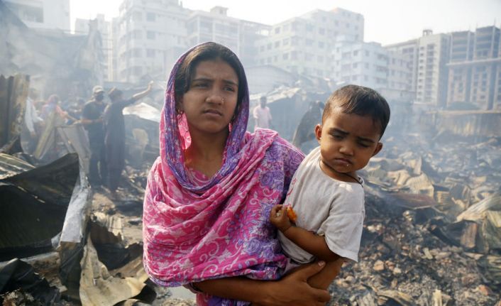 Bangladeş’te gecekondu mahallesinde yangın