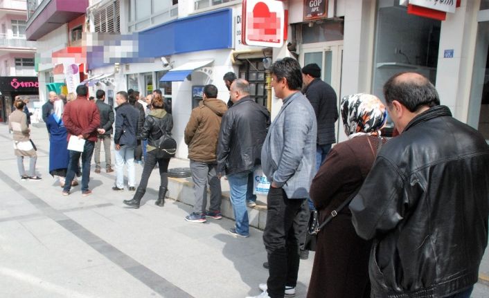 Banka kuyruğuna girenler sosyal mesafeye dikkat etmedi