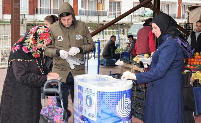 Başiskele’de pazarlara el dezenfektanı ve eldiven standı kuruldu