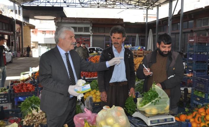 Başkan Karamehmetoğlu esnaf ve vatandaşlara eldiven dağıttı