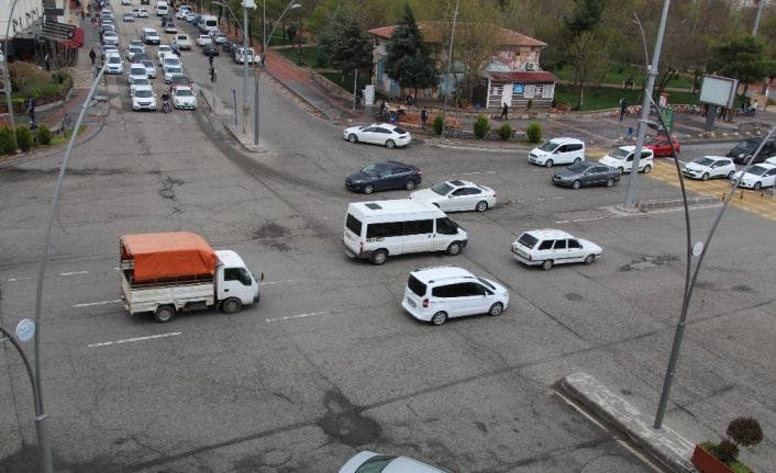 Batman’da trafik ışıklarından ‘evde kal’ çağrısı