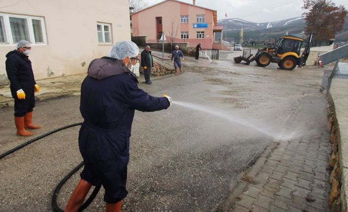 Bayburt’ta cadde ve sokaklar tazyikli suyla yıkanıyor