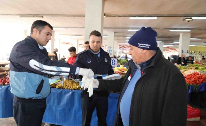 Bayraklı’da zabıta, pazarcılara eldiven ve broşür dağıttı