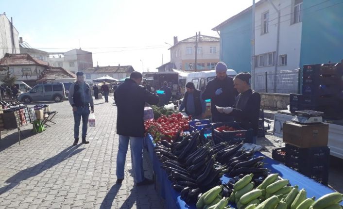 Belediye Başkanı Gürel, ilçe pazarında maske ve eldiven dağıttı