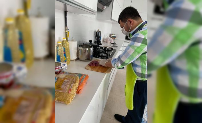 Belediye Başkanı yaşlılar için mutfağa girip yemek yaptı