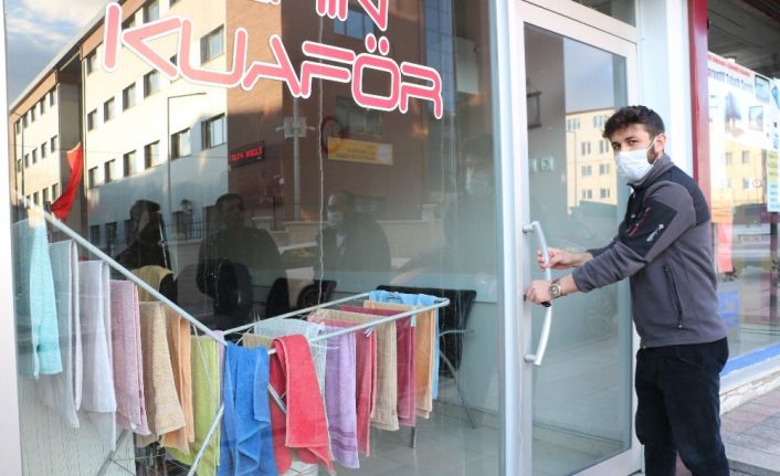 Berberler ve kuaförlerde son dakika yoğunluğu