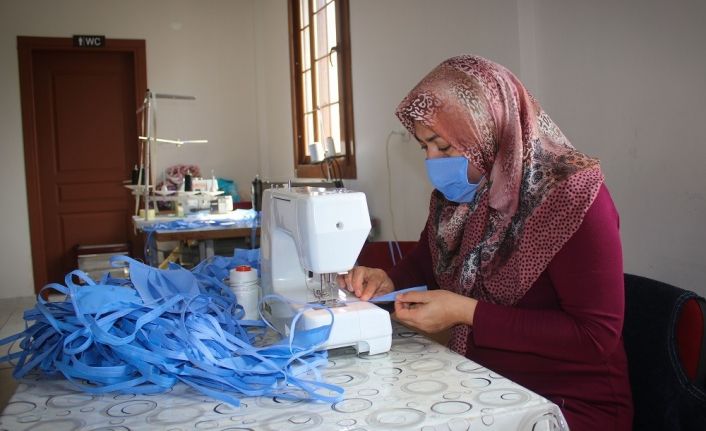 Bergama’nın kadınları sağlık çalışanları için günde bin maske dikiyor