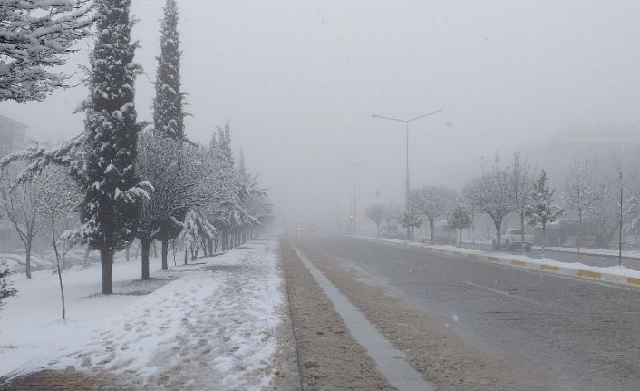 Besni’de kar yağışı