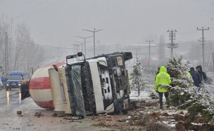 Beton mikseri devrildi: 2 yaralı