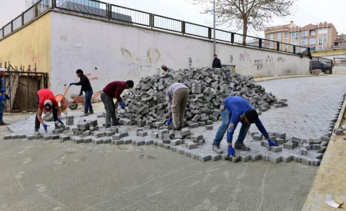 Bozuk yollar tek tek yenileniyor