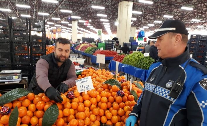 Bursa’da pazarcı esnafına eldiven ve maske denetimi