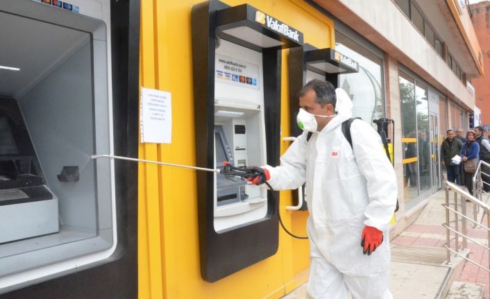 Büyükşehir ekipleri ATM’leri dezenfekte ediyor