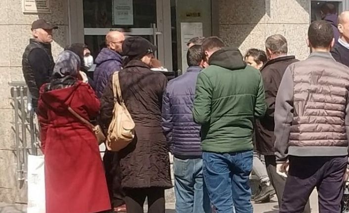 Çalışma süresi 5 saate düştü, banka önlerinde yoğunluk oluştu