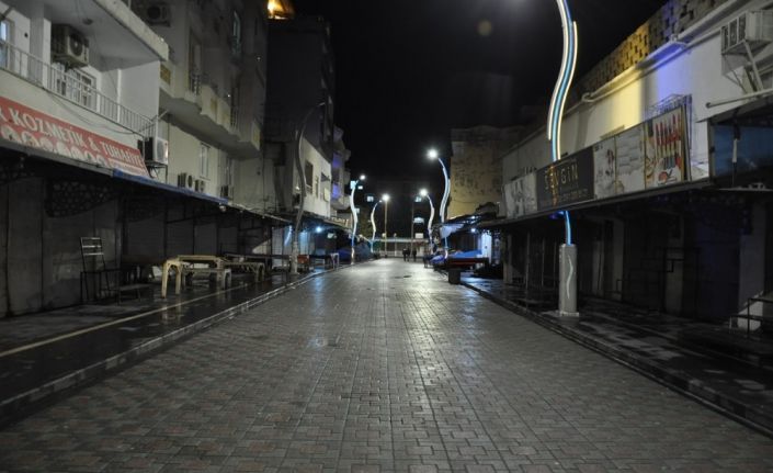 Cizre Belediyesi temizlik mesaisine gece de devam ediyor