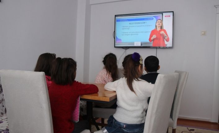 Çocuklar EBA ile ilk derslerini almaya başladı