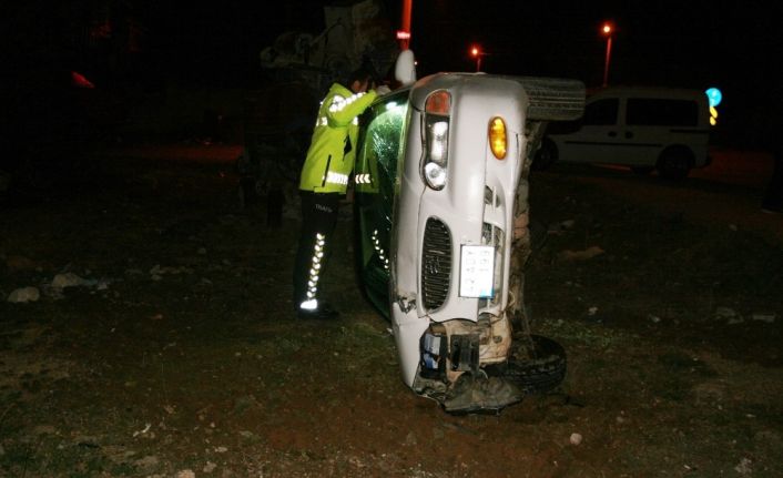 Çukurdan kaçmak isterken otomobili devirdi