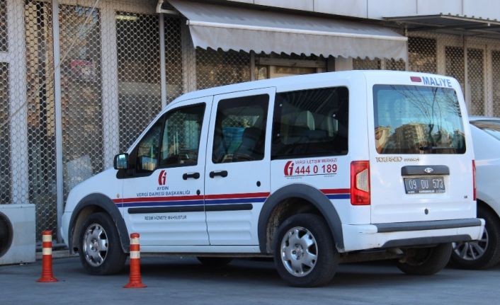 Denetime çıkan maliye ekipleri, sahte dezenfektanları polise teslim etti