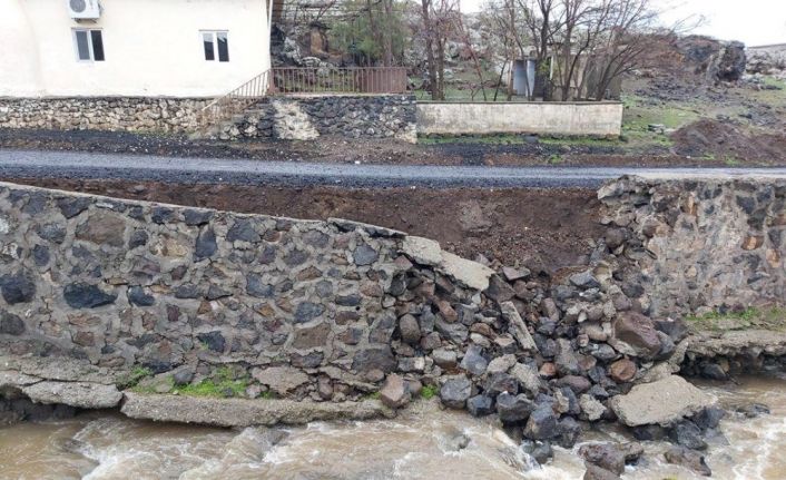 Diyarbakır’da şiddetli yağış nedeniyle istinat duvarı çöktü