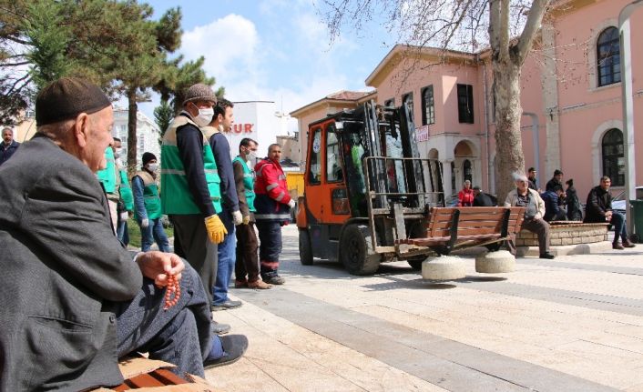 Elazığ’da "Hadi gah eve gidek" çözüm olmayınca banklar söküldü