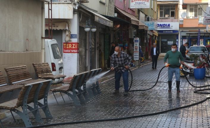 Erdemli’de cadde ve sokaklar aralıksız temizleniyor