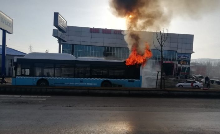 Erzurum’da yolcu otobüsü alev alev yandı