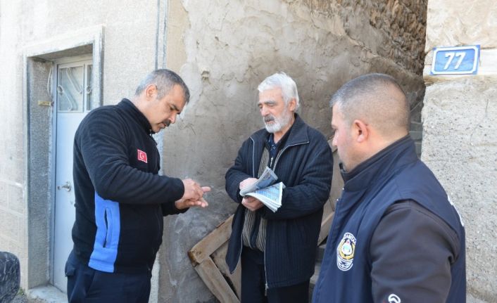 Evden çıkamayan emeklinin maaşını zabıta ekipleri götürdü