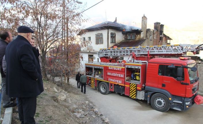 Evin çatısında çıkan yangın paniğe neden oldu