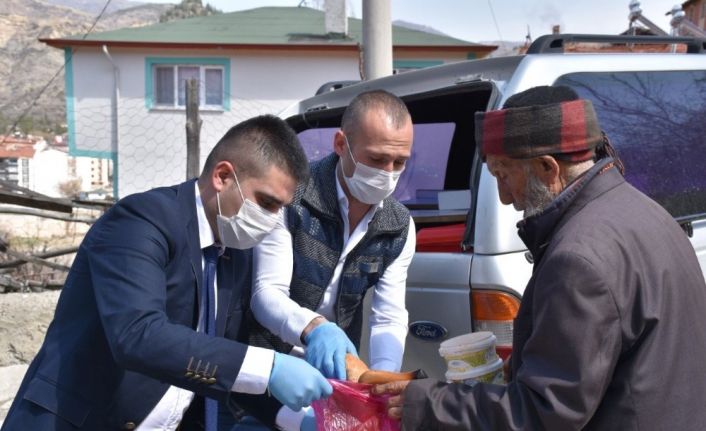 Evinden çıkamayan yaşlılara sıcak yemek