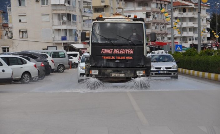 Finike’de bulvar ve ana caddeler temizlendi