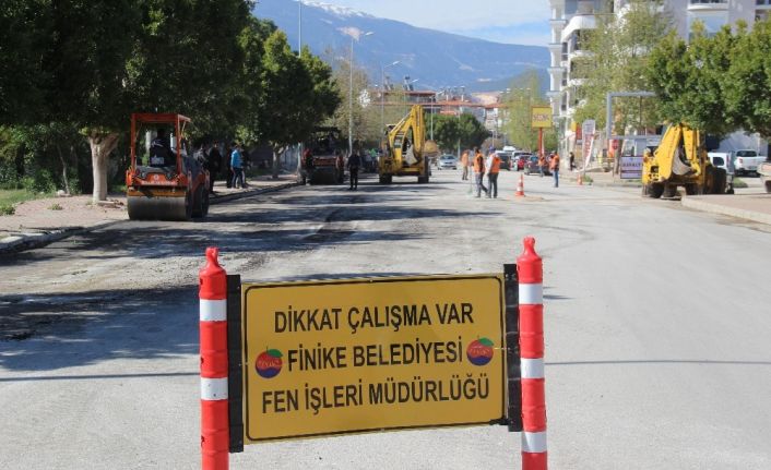 Finike’nin bozulan yollarında onarım çalışması başladı