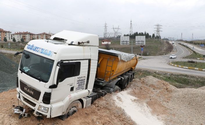 Freni patlayan tır yoldan çıktı: 1 yaralı