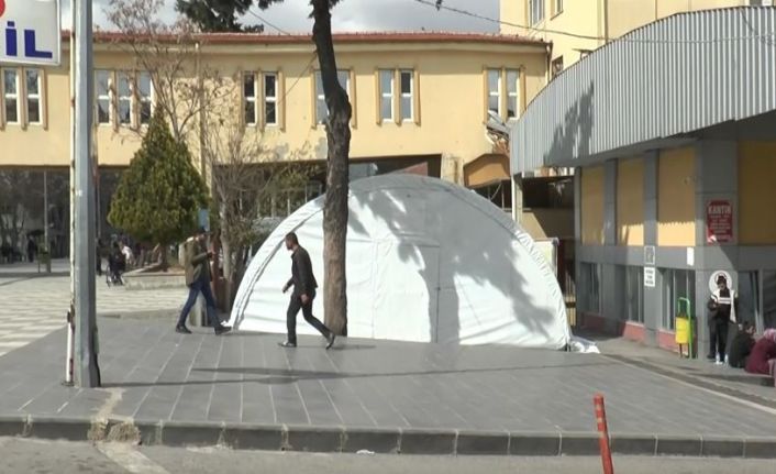 Gaziantep’te hastane bahçelerine triaj çadırı kuruldu