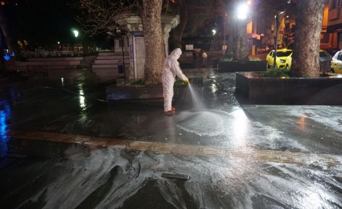 Gece saatlerinde sokakları köpükleyerek yıkadılar