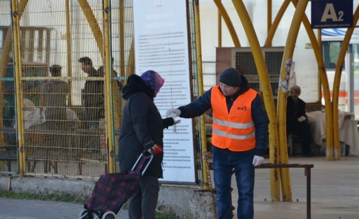 Gediz Pazarı’nda Korona virüse karşı kolonyalı önlem