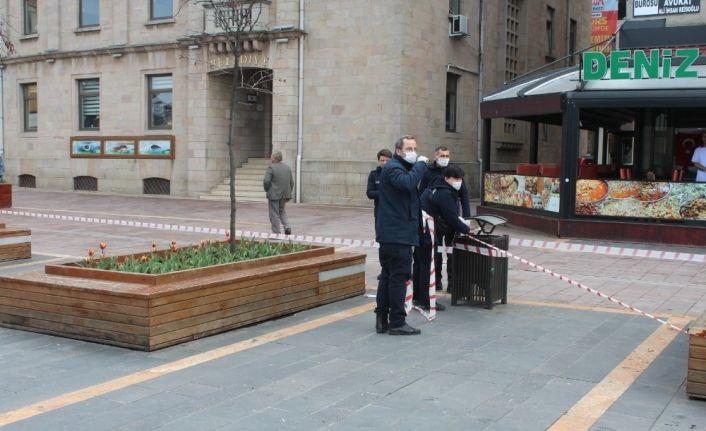 Giresun Belediyesi uyarıları dinlemeyen vatandaşlara meydanı kapattı