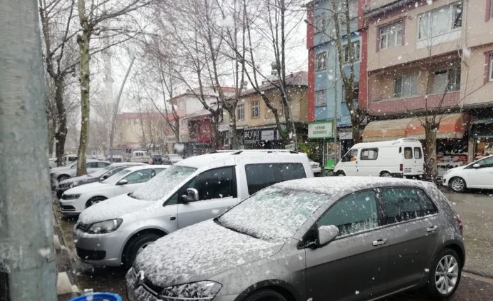 Gölbaşı ilçesinde lapa lapa kar yağıyor